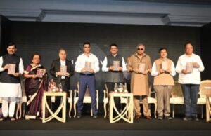 माधव अगस्ती यांची वेशभूषा क्षेत्रातील कारकीर्द प्रेरणादायी – मुख्यमंत्री देवेंद्र फडणवीस