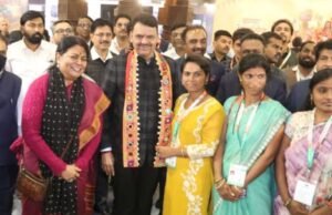 मुख्यमंत्री फडणवीस यांनी भारत आंतरराष्ट्रीय व्यापार मेळाव्यातील महाराष्ट्र दालनाला भेट दिली स्टॉलधारकांशी संवाद; उत्पादनांची पाहणी