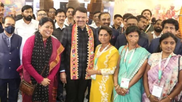 Chief Minister Fadnavis visited the Maharashtra pavilion at the India International Trade Fair, interacted with stall holders; inspected the products