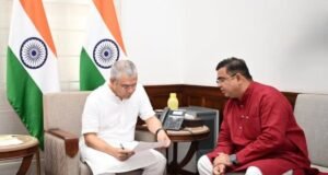 धुळे आणि नंदूरबार जिल्ह्यातील रेल्वे सुविधांच्या विकासासंदर्भात मंत्री जयकुमार रावल यांचे केंद्रीय रेल्वेमंत्री यांना निवेदन