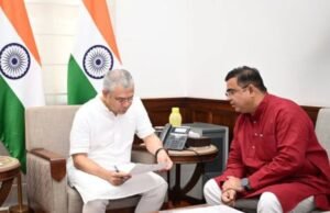 धुळे आणि नंदूरबार जिल्ह्यातील रेल्वे सुविधांच्या विकासासंदर्भात मंत्री जयकुमार रावल यांचे केंद्रीय रेल्वेमंत्री यांना निवेदन