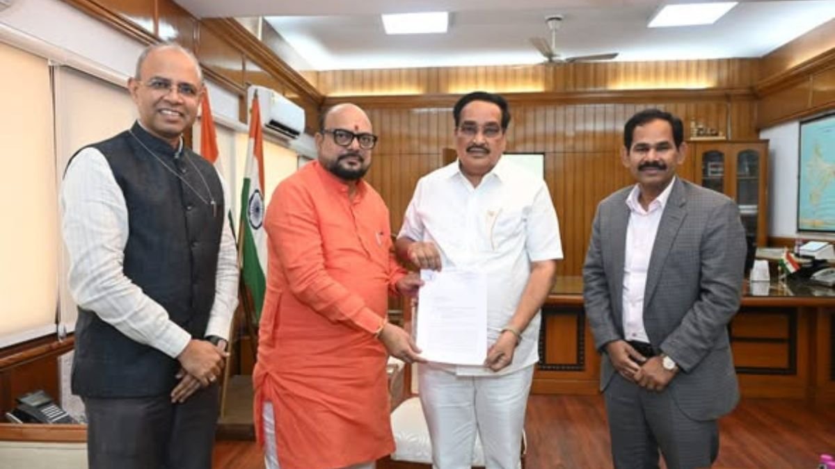 Demand for immediate release of grant to the Center for Jaljeevan Mission - Minister Gulabrao Patil