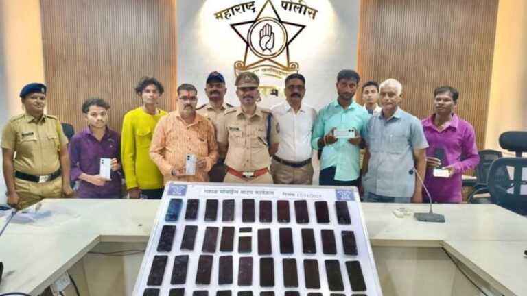 गहाळ झालेले 215 मोबाईल जिल्ह्यातून तसेच जिल्ह्याबाहेरून हस्तगत करून मूळ मालकांना पोलीस अधीक्षक श्री. श्रवण दत्त. एस यांचे हस्ते परत करण्यात आले.