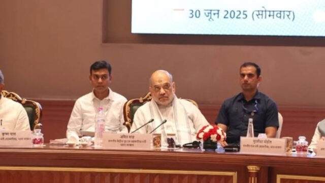 Cooperative Minister Babasaheb Patil's demand at the Cooperative Manthan meeting regarding the need for funds for district banks in financial difficulties