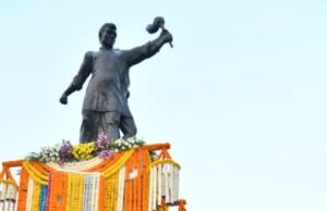 मुख्यमंत्री देवेंद्र फडणवीस यांच्याकडून संयुक्त महाराष्ट्र लढ्यातील हुतात्म्यांना अभिवादन