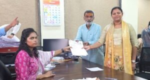 निष्ठावान कार्यकर्त्यासाठी माजी खासदार डॉक्टर हिनाताई स्वतः बनल्या सूचक, केतन भैय्या रघुवंशी यांच्या उमेदवारी अर्जावर दिली स्वाक्षरी!