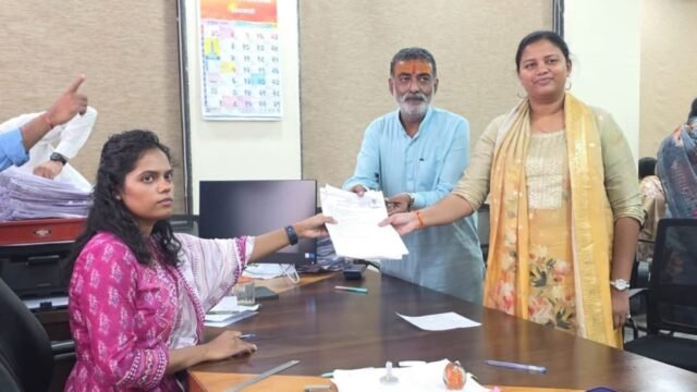 Former MP Dr. Hinatai herself became a nominator for the loyal worker, signed Ketan Bhaiyya Raghuvanshi's nomination paper!