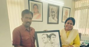 धुळे जिल्ह्याचे जगप्रसिद्ध बिंदूचित्र (स्टीपलिंग) कलाकार शैलेंद्र खैरनार यांनी महाराष्ट्र सदनात निवासी आयुक्त तथा सचिव आर विमला यांची सदिच्छा भेट घेतली.