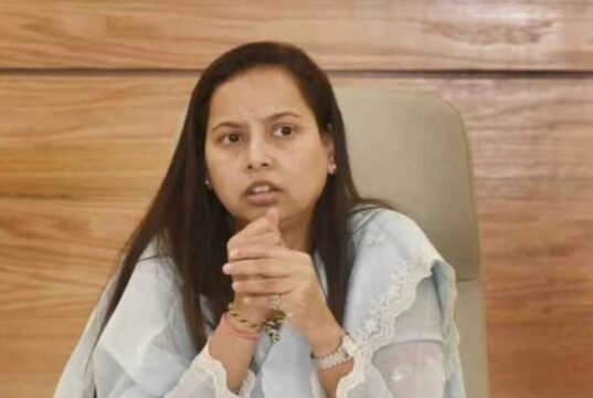 महिलांना स्थानिक जागी रोजगार उपलब्ध व्हावा यासाठी रोहा येथे ‘नवतेजस्विनी गारमेंट युनीट’चे लोकार्पण करण्यात येत आहे.