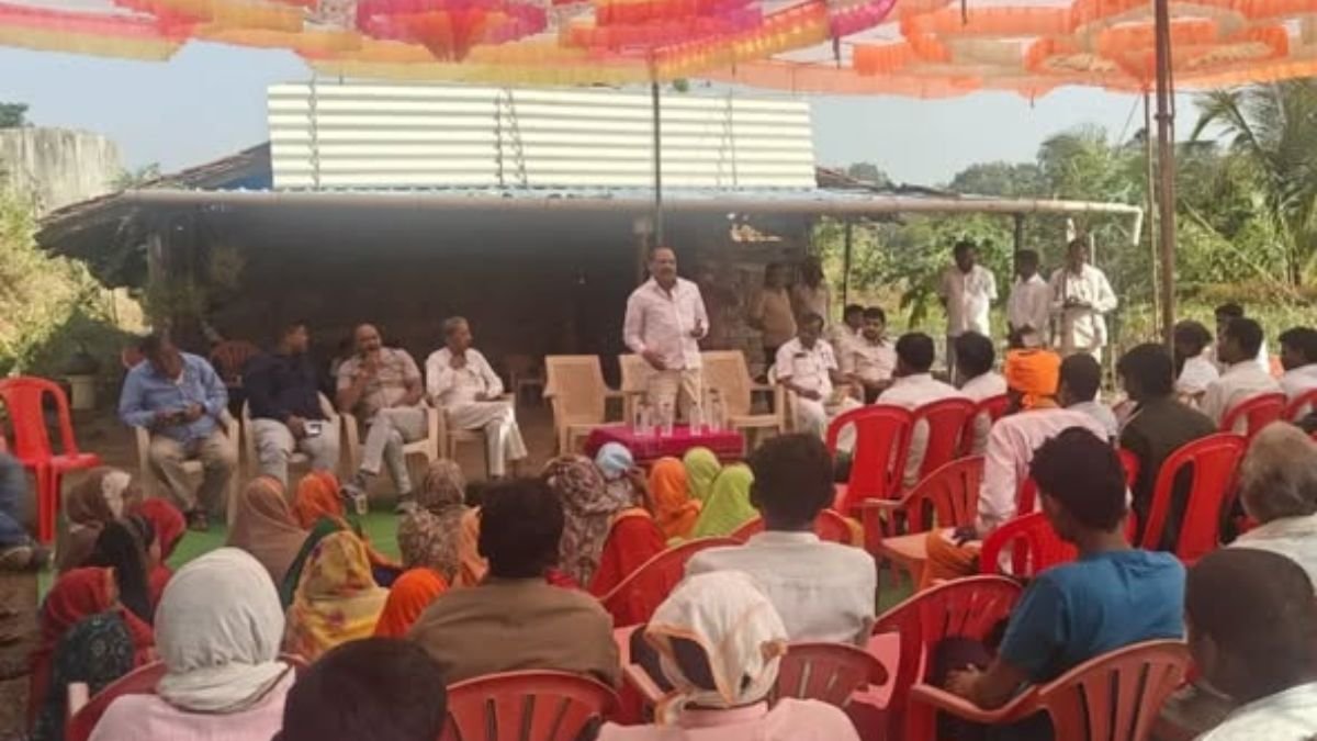 A meeting was held under the leadership of the Shiv Sena party's legislative assembly chief, Hon'ble Vijay Singh Dada Paradke, in Dhadgaon district, Nandurbar.
