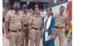 नंदुरबार येथे बस मध्ये प्रवास करणाऱ्या एका महिलेची गहाळ झालेली पर्स दामिनी पथकातील महिला पोलिसांनी काही वेळातच दिले शोधून..!