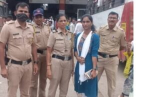 नंदुरबार येथे बस मध्ये प्रवास करणाऱ्या एका महिलेची गहाळ झालेली पर्स दामिनी पथकातील महिला पोलिसांनी काही वेळातच दिले शोधून..!