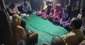 श्री राठोड सर कृषी विज्ञान केंद्र नंदुरबार यांनी शेतकऱ्यांना चारा बियाणे लागवडीचे प्रात्यक्षिक चारा पिकाचे फायदे याविषयी सविस्तर माहिती दिली