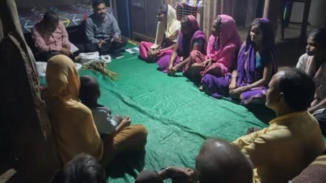 Shri Rathod Sir Krishi Vigyan Kendra Nandurbar gave a demonstration of fodder seed cultivation to the farmers and gave detailed information about the benefits of fodder crops.