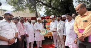 उपमुख्यमंत्र्यांच्या हस्ते कृषी यांत्रिकीकरण घटकांतर्गत लाभार्थ्यांना ट्रॅक्टर व औजाराचे वितरण