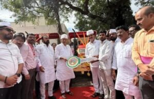 उपमुख्यमंत्र्यांच्या हस्ते कृषी यांत्रिकीकरण घटकांतर्गत लाभार्थ्यांना ट्रॅक्टर व औजाराचे वितरण