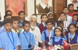 नाशिक येथील जिल्हा परिषद, महानगरपालिका खासगी शाळेच्या विविध ५० विद्यार्थ्यांच्या उपस्थितीत मंत्रालयात शालेय शिक्षण मंत्री दादाजी भुसे यांनी पदभार स्वीकारला.