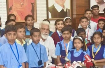 नाशिक येथील जिल्हा परिषद, महानगरपालिका खासगी शाळेच्या विविध ५० विद्यार्थ्यांच्या उपस्थितीत मंत्रालयात शालेय शिक्षण मंत्री दादाजी भुसे यांनी पदभार स्वीकारला.