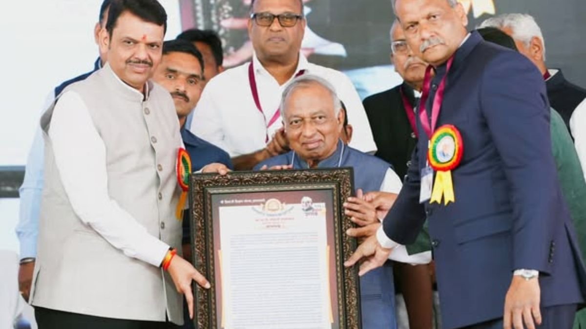On the occasion of the birth anniversary of India's first Agriculture Minister and education guru Dr. Punjabrao Deshmukh, Chief Minister Devendra Fadnavis was awarded the Shri Shivaji Education Institute