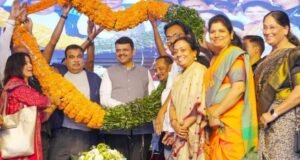 मुख्यमंत्री देवेंद्र फडणवीस आणि केंद्रीय मंत्री नितीन गडकरी यांच्या हस्ते झोपडपट्टीधारकांना मालकीहक्काच्या पट्ट्यांचे दस्तऐवज प्रदान करण्यात आले.