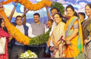 मुख्यमंत्री देवेंद्र फडणवीस आणि केंद्रीय मंत्री नितीन गडकरी यांच्या हस्ते झोपडपट्टीधारकांना मालकीहक्काच्या पट्ट्यांचे दस्तऐवज प्रदान करण्यात आले.