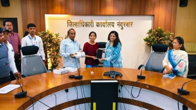 Digital empowerment of competitive exam candidates through Mahajyoti Distribution of tablets to JEE / NEET / MHT-CET students