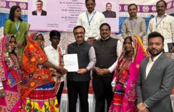 अधिकाऱ्यांनी नागरिकांच्या अडचणी सोडविण्यासाठी प्रयत्न करावा – विभागीय आयुक्त डॉ. चंद्रकांत पुलकुंडवार