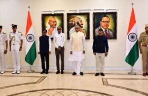 महाराष्ट्र लोकभवन, मुंबई येथे झालेल्या श्रद्धांजली सभेत राज्यपालांनी दोन मिनिटे स्तब्ध उभे राहून दिवंगत अजित पवार यांना श्रद्धांजली वाहिली.