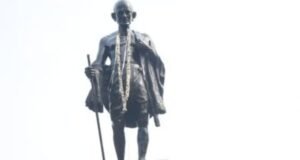 राष्ट्रपिता महात्मा गांधी यांच्या पुण्यतिथीनिमित्त मंत्रालयाशेजारील उद्यानात महात्मा गांधींच्या पूर्णाकृती पुतळ्याला पुष्पहार अर्पण करून अभिवादन करण्यात आले.