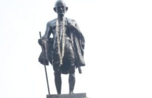 राष्ट्रपिता महात्मा गांधी यांच्या पुण्यतिथीनिमित्त मंत्रालयाशेजारील उद्यानात महात्मा गांधींच्या पूर्णाकृती पुतळ्याला पुष्पहार अर्पण करून अभिवादन करण्यात आले.