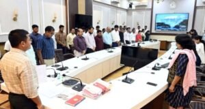 राष्ट्रपिता महात्मा गांधी यांना जिल्हाधिकारी कार्यालयात आदरांजली