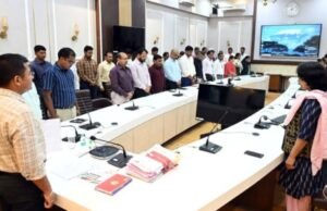 राष्ट्रपिता महात्मा गांधी यांना जिल्हाधिकारी कार्यालयात आदरांजली