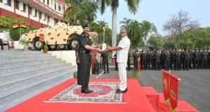 निवृत्तीनंतरही देशसेवेचा वसा ; शहीद जवानांच्या वीरपत्नींना मोहन नातू यांची अनोखी मदत !