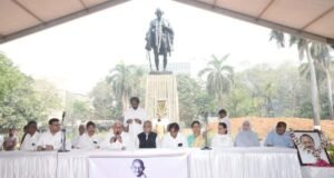 राष्ट्रपिता महात्मा गांधी यांच्या पुण्यतिथीनिमित्त मंत्रालयाशेजारील उद्यानात महात्मा गांधींच्या पूर्णाकृती पुतळ्याला पुष्पहार अर्पण करून अभिवादन करण्यात आले.