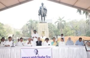 राष्ट्रपिता महात्मा गांधी यांच्या पुण्यतिथीनिमित्त मंत्रालयाशेजारील उद्यानात महात्मा गांधींच्या पूर्णाकृती पुतळ्याला पुष्पहार अर्पण करून अभिवादन करण्यात आले.