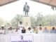राष्ट्रपिता महात्मा गांधी यांच्या पुण्यतिथीनिमित्त मंत्रालयाशेजारील उद्यानात महात्मा गांधींच्या पूर्णाकृती पुतळ्याला पुष्पहार अर्पण करून अभिवादन करण्यात आले.