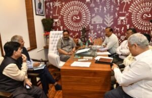 मुंबई व पुणे विद्यापीठांमध्ये आदिवासी विद्यार्थ्यांसाठी वसतिगृह उभारण्याबाबत बैठक