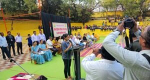 श्रॉफ हायस्कूलमध्ये अभिनव उपक्रमाचे सतरावे वर्ष 900 विद्यार्थ्यांसह जिल्हाधिकारी डॉ. मित्ताली सेठी यांनी सूर्यनमस्कार करत नववर्षाचे स्वागत