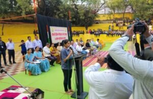 श्रॉफ हायस्कूलमध्ये अभिनव उपक्रमाचे सतरावे वर्ष 900 विद्यार्थ्यांसह जिल्हाधिकारी डॉ. मित्ताली सेठी यांनी सूर्यनमस्कार करत नववर्षाचे स्वागत