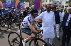 शिवराज्याभिषेकाचे सादरीकरण आणि सासवडकरांच्या उत्स्फूर्त प्रतिसादाने भारलेल्या वातावरणात