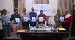 ‘दर्पण’ दिनानिमित्त दै. लोकवाहिनीच्या विशेषांकाचे माहिती संचालक डॉ. गणेश मुळे यांच्या हस्ते प्रकाशन