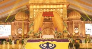 सजा है दरबार, महक रही है फिजाएं