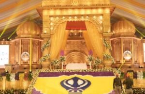 सजा है दरबार, महक रही है फिजाएं