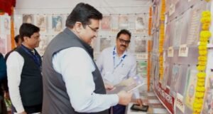 हिवाळी अधिवेशनानिमित्त विधानभवन येथे माहिती व जनसंपर्क महासंचालनालयाच्यावतीने जुन्या दुर्मिळ लोकराज्य अंकांचे प्रदर्शन लावण्यात आले आहे.