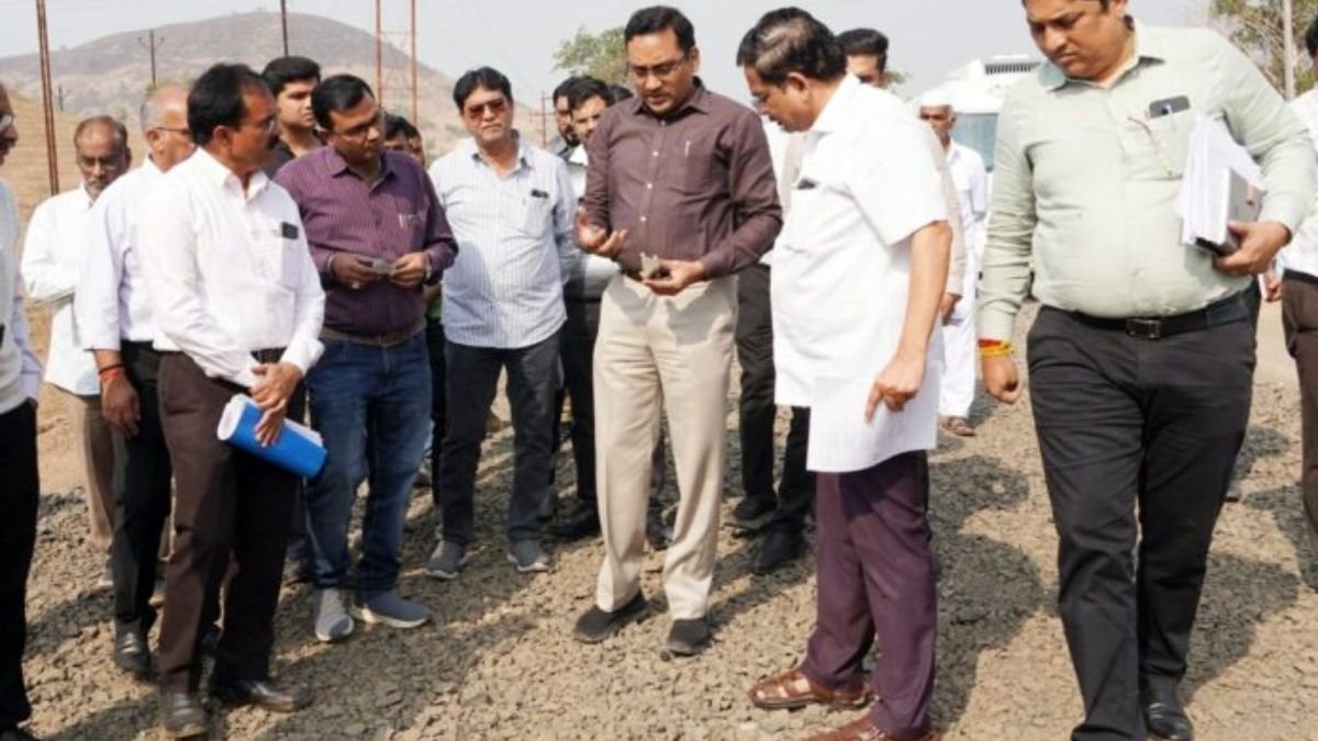 Divisional Commissioner Dr. Praveen Gedam inspects development works at Kumbh Mela
