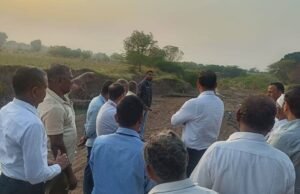 शेवगाव तालुक्यातील नुकसानग्रस्त शेतीची जिल्हाधिकाऱ्यांनी केली पाहणी ‘हिरकणी’च्या माध्यमातून महिला सक्षमीकरणाचे कौतुक; घनकचरा प्रकल्प व जलकुंभाचा घेतला आढावा