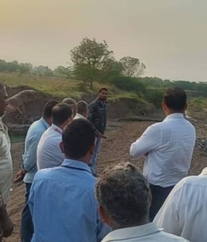 शेवगाव तालुक्यातील नुकसानग्रस्त शेतीची जिल्हाधिकाऱ्यांनी केली पाहणी ‘हिरकणी’च्या माध्यमातून महिला सक्षमीकरणाचे कौतुक; घनकचरा प्रकल्प व जलकुंभाचा घेतला आढावा
