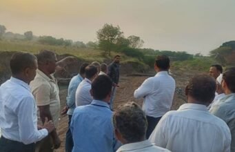 शेवगाव तालुक्यातील नुकसानग्रस्त शेतीची जिल्हाधिकाऱ्यांनी केली पाहणी ‘हिरकणी’च्या माध्यमातून महिला सक्षमीकरणाचे कौतुक; घनकचरा प्रकल्प व जलकुंभाचा घेतला आढावा