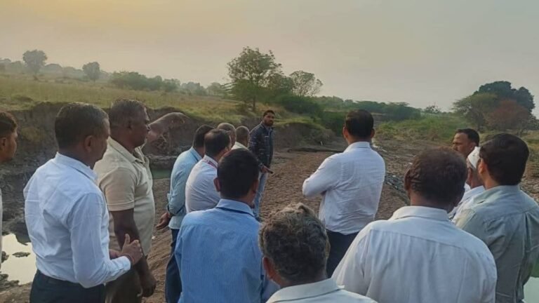 शेवगाव तालुक्यातील नुकसानग्रस्त शेतीची जिल्हाधिकाऱ्यांनी केली पाहणी ‘हिरकणी’च्या माध्यमातून महिला सक्षमीकरणाचे कौतुक; घनकचरा प्रकल्प व जलकुंभाचा घेतला आढावा