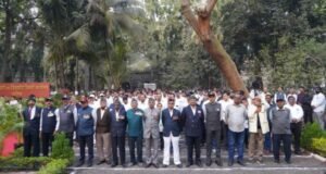 नाशिक जिल्हाधिकारी कार्यालयात ध्वजवंदन